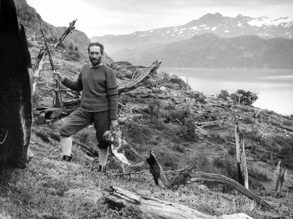 Ritratto - Uomo - Carrel, Marcello - Patagonia cilena - Provincia di Ultima Esperanza - Ande patagoniche - Massiccio del Paine - Paine principale - Foresta bruciata - Lago - Grey - Volatile