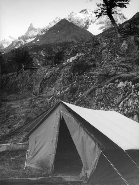 Patagonia cilena - Provincia di Ultima Esperanza - Ande patagoniche - Massiccio del Paine - Paine principale - Foresta bruciata - Campo base - Tenda