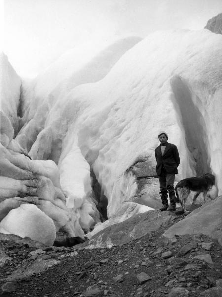 Ritratto - Ragazzo - Brigando, Mario - Patagonia cilena - Provincia di Ultima Esperanza - Ande patagoniche - Massiccio del Paine - Paine principale - Ghiacciaio - Cane