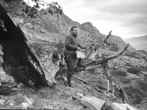 Ritratto - Uomo - Barmasse, Gino - Patagonia cilena - Provincia di Ultima Esperanza - Ande patagoniche - Massiccio del Paine - Paine principale - Foresta bruciata - Volatile