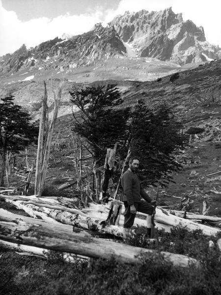 Ritratto - Uomo - Carrel, Marcello - Patagonia cilena - Provincia di Ultima Esperanza - Ande patagoniche - Massiccio del Paine - Punta Bariloche - Foresta bruciata