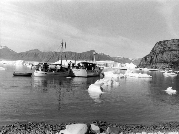 Groenlandia occidentale - Nord dell'Oceano Atlantico - Penisola di Akuliaruseq - Valle Nerdlerit - Barche - "Franz Terzo" - Icebergs