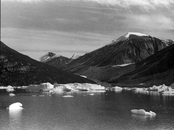 Groenlandia occidentale - Nord dell'Oceano Atlantico - Penisola di Akuliaruseq - Valle Nerdlerit - Montagne - Icebergs