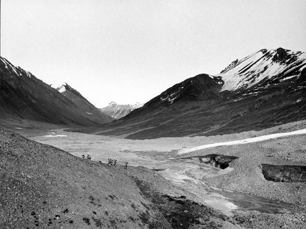 Groenlandia occidentale - Nord dell'Oceano Atlantico - Penisola di Akuliaruseq - Valle Nerdlerit - Alpinisti - Montagne - Torrente