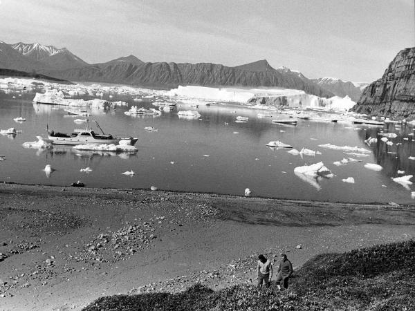Groenlandia occidentale - Nord dell'Oceano Atlantico - Penisola di Akuliaruseq - Valle Nerdlerit - Barca - "Franz Terzo" - Uomini - Monzino, Guido - Icebergs