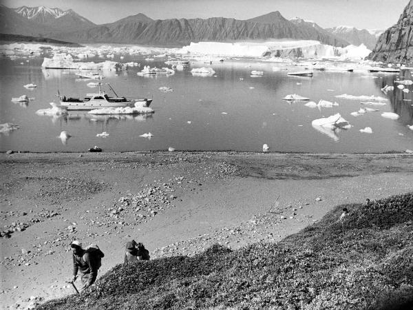Groenlandia occidentale - Nord dell'Oceano Atlantico - Penisola di Akuliaruseq - Valle Nerdlerit - Barca - "Franz Terzo" - Uomini - Icebergs