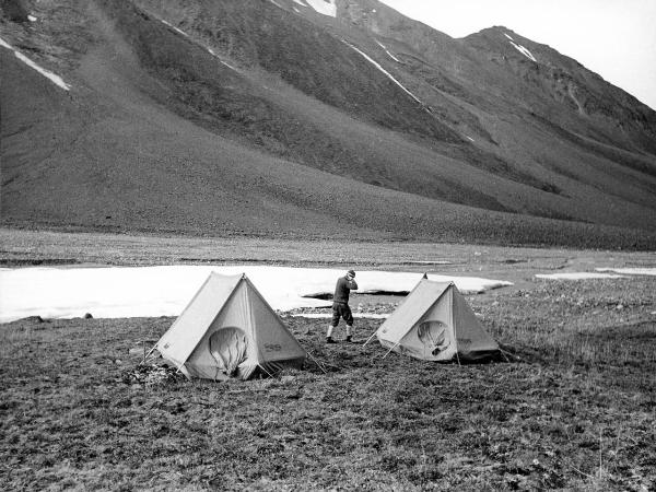 Groenlandia occidentale - Nord dell'Oceano Atlantico - Penisola di Akuliaruseq - Valle Nerdlerit - Campo - Tende "Ettore Moretti" - Uomo