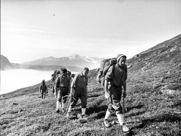 Groenlandia occidentale - Nord dell'Oceano Atlantico - Penisola di Akuliaruseq - Valle Nerdlerit - Alpinisti - Bich, Jean - Monzino, Guido