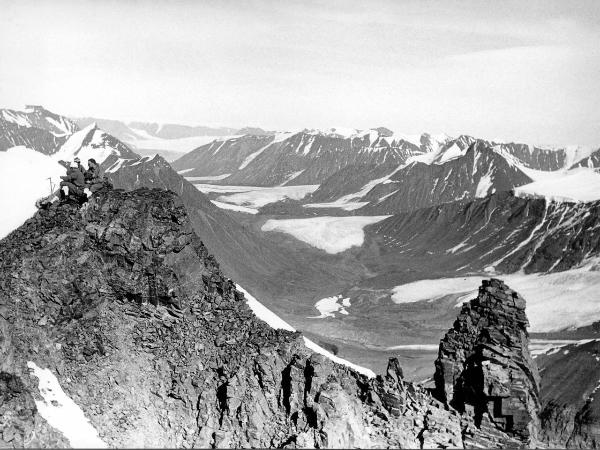 Groenlandia occidentale - Nord dell'Oceano Atlantico - Penisola di Akuliaruseq - Montagna - Vetta della Snepyramiden - Alpinisti - Monzino, Guido - Montagne - Ghiacciai