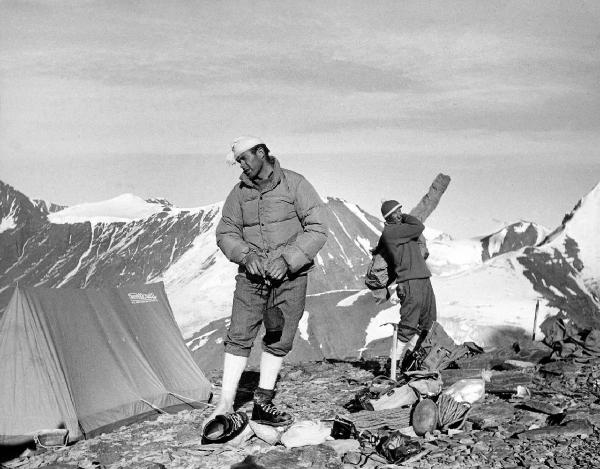 Groenlandia occidentale - Nord dell'Oceano Atlantico - Penisola di Akuliaruseq - Montagna - Snepyramiden - Campo 1 - Alpinisti - Bich, Jean - Pession, Pierino - Tenda "Ettore Moretti" - Montagne
