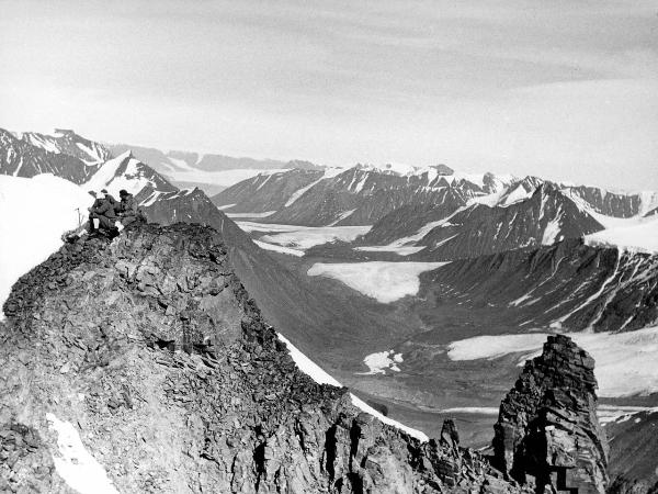 Groenlandia occidentale - Nord dell'Oceano Atlantico - Penisola di Akuliaruseq - Montagna - Vetta della Snepyramiden - Alpinisti - Bich, Jean - Monzino, Guido - Pession, Pierino - Montagne - Ghiacciai