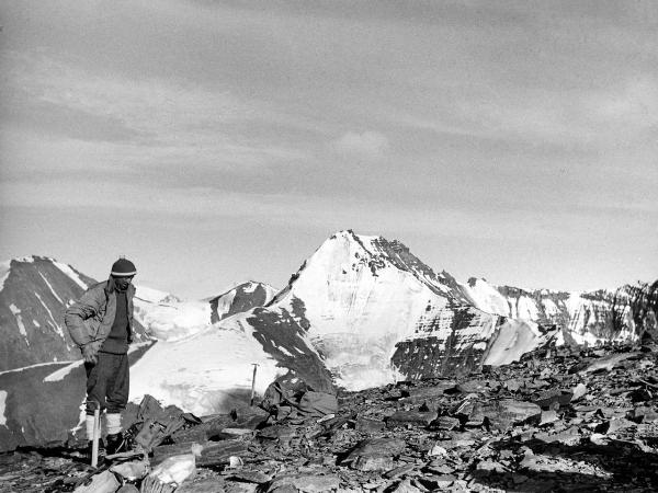 Groenlandia occidentale - Nord dell'Oceano Atlantico - Penisola di Akuliaruseq - Montagna - Snepyramiden - Campo 1 - Alpinista - Bich, Jean - Montagne - Ghiacciai
