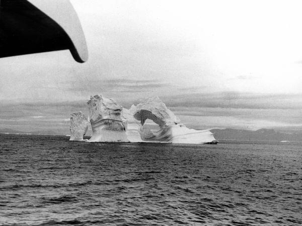 Groenlandia occidentale - Nord dell'Oceano Atlantico - Baia di Baffin - Iceberg - Particolare di imbarcazione