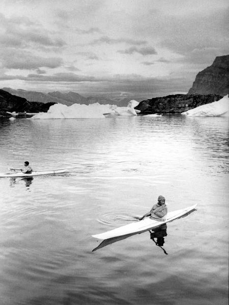 Groenlandia occidentale - Nord dell'Oceano Atlantico - Baia di Baffin - Comune di Qaasuitsup - Villaggio - Uummannaq - Uomini - Kajak