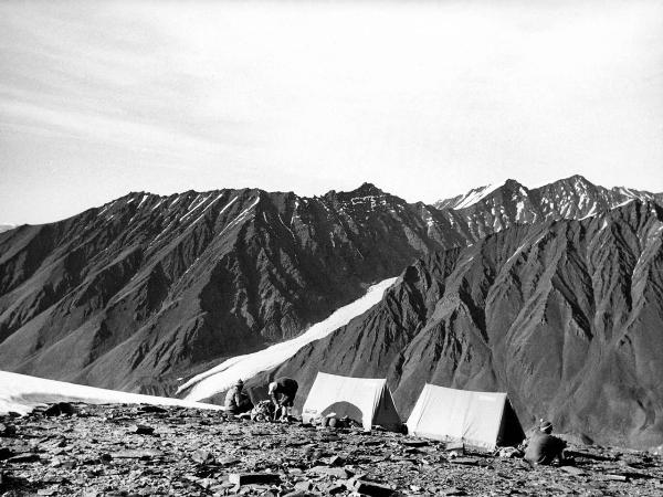 Groenlandia occidentale - Nord dell'Oceano Atlantico - Penisola di Akuliaruseq - Montagne - Snepyramiden - Campo 1 - Tende "Ettore Moretti" - Alpinisti