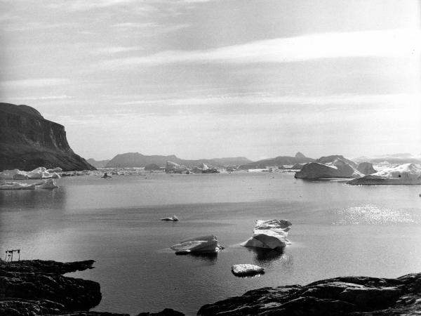 Groenlandia occidentale - Nord dell'Oceano Atlantico - Baia di Baffin - Comune di Qaasuitsup - Villaggio - Uummannaq - Scogliera - Icebergs