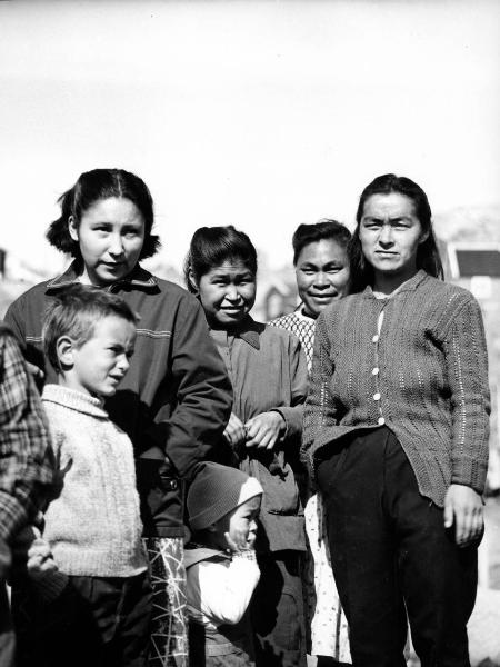 Ritratto di gruppo - Donne - Bambini - Groenlandia occidentale - Nord dell'Oceano Atlantico - Baia di Baffin - Comune di Qaasuitsup - Villaggio - Uummannaq