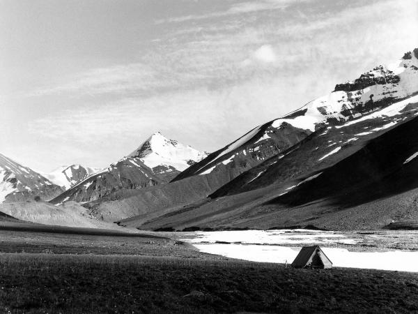 Groenlandia occidentale - Nord dell'Oceano Atlantico - Penisola di Akuliaruseq - Valle Nerdlerit - Montagna - Snepyramiden - Versante nord - Ghiacciai - Campo base - Tenda