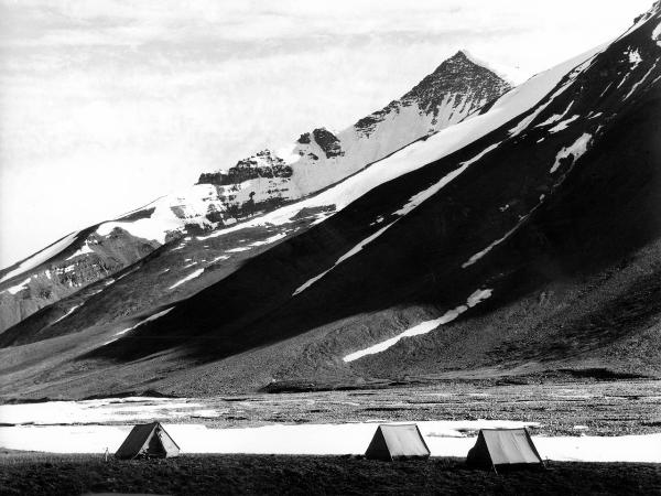 Groenlandia occidentale - Nord dell'Oceano Atlantico - Penisola di Akuliaruseq - Valle Nerdlerit - Montagna - Snepyramiden - Versante nord - Ghiacciai - Campo base - Tende