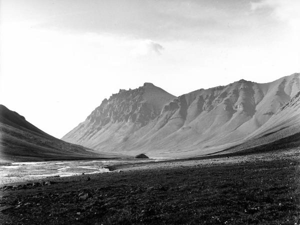 Groenlandia occidentale - Nord dell'Oceano Atlantico - Penisola di Akuliaruseq - Valle Nerdlerit - Montagne - Torrente