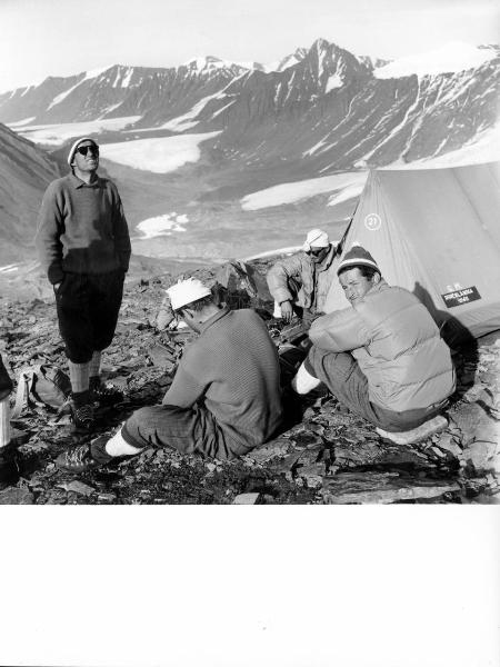 Ritratto di gruppo - Alpinisti - Bich, Jean - Carrel, Antonio - Carrel, Leonardo - Pession, Pierino - Groenlandia occidentale - Nord dell'Oceano Atlantico - Penisola di Akuliaruseq - Montagne - Snepyramiden - Campo 1 - Tenda - Ghiacciai