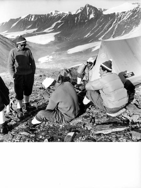Ritratto di gruppo - Alpinisti - Bich, Jean - Carrel, Antonio - Carrel, Leonardo - Pession, Pierino - Groenlandia occidentale - Nord dell'Oceano Atlantico - Penisola di Akuliaruseq - Montagne - Snepyramiden - Campo 1 - Tenda - Ghiacciai