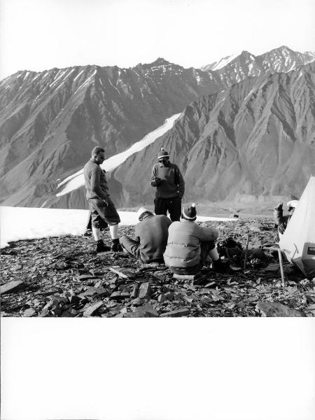 Ritratto di gruppo - Alpinisti - Bich, Jean - Carrel, Antonio - Monzino, Guido - Pession, Pierino - Groenlandia occidentale - Nord dell'Oceano Atlantico - Penisola di Akuliaruseq - Montagne - Snepyramiden - Campo 1 - Ghiacciai
