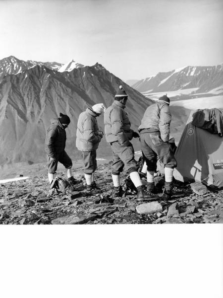 Ritratto di gruppo - Alpinisti - Carrel, Antonio - Monzino, Guido - Pession, Pierino - Groenlandia occidentale - Nord dell'Oceano Atlantico - Penisola di Akuliaruseq - Montagne - Snepyramiden - Campo 1 - Ghiacciai