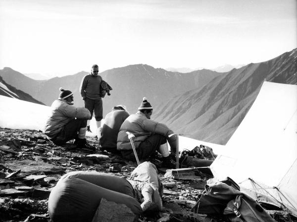 Ritratto di gruppo - Alpinisti - Bich, Jean - Carrel, Antonio - Monzino, Guido - Groenlandia occidentale - Nord dell'Oceano Atlantico - Penisola di Akuliaruseq - Montagne - Snepyramiden - Campo 1 - Ghiacciai