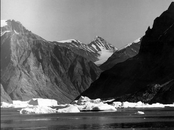 Groenlandia occidentale - Nord dell'Oceano Atlantico - Penisola di Akuliaruseq - Valle Nerdlerit - Montagna - Snepyramiden - Versante sud - Icebergs