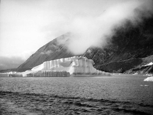 Groenlandia occidentale - Nord dell'Oceano Atlantico - Penisola di Akuliaruseq - Icebergs - Montagne