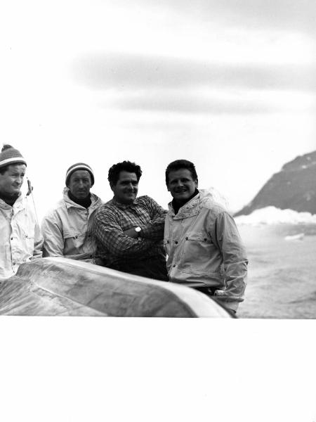 Ritratto di gruppo - Uomini - Bich, Jean - Motorista - Bertotto, Napoleone - Carrel, Antonio - Medico - Cerretelli, Paolo - Groenlandia occidentale - Nord dell'Oceano Atlantico