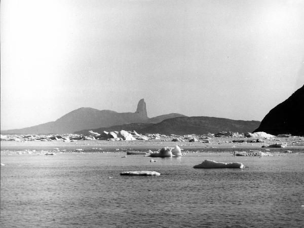 Groenlandia occidentale - Nord dell'Oceano Atlantico - Baia di Baffin - Comune di Qaasuitsup - Isola di Kuvdlorssuaq - Montagna - Pollice del Diavolo - Icebergs