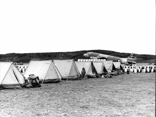 Groenlandia - campo base - tende -barili - aereo