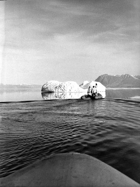 Groenlandia - uomo- gommone - iceberg - mare