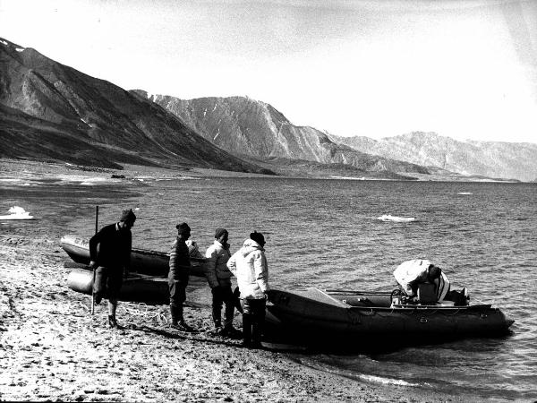 Groenlandia - Isole Menander - riva del fiordo- uomini - gommoni