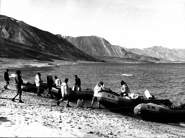 Groenlandia - Isole Menander - riva del fiordo- uomini - gommoni