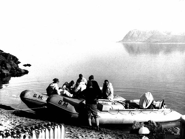 Groenlandia - Isole Menander - riva del fiordo- uomini - gommoni