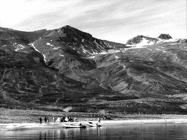 Groenlandia - Isole Menander - riva -uomini - gommoni - tende