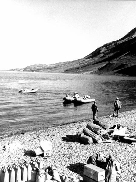 Groenlandia - Isole Menander - riva- uomini- gommoni - bagagli