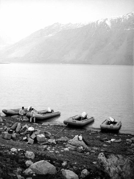 Groenlandia - Isole Menander - riva - gommoni - uomini- mare