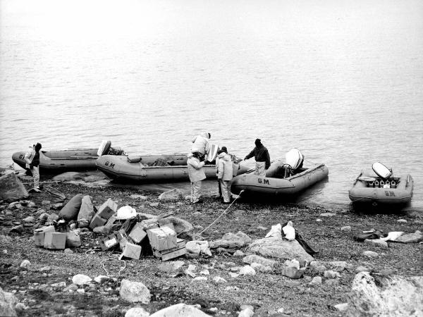 Groenlandia - Isole Menander - riva - gommoni - uomini- mare