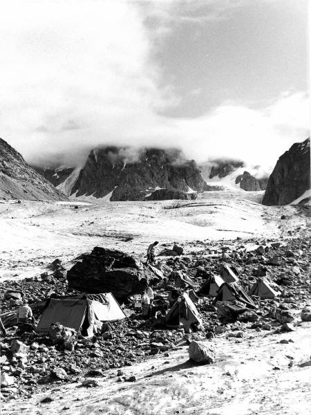 Groenlandia- Isole Menander- rocce- montagne- tende - uomini