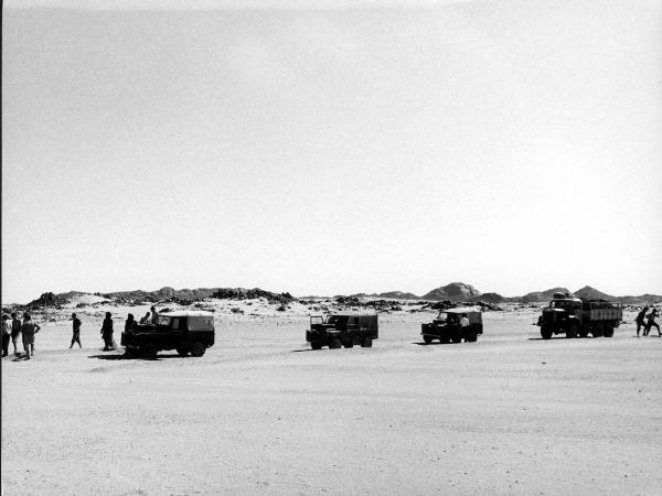 Hoggar -deserto - jeep- furgone- uomini