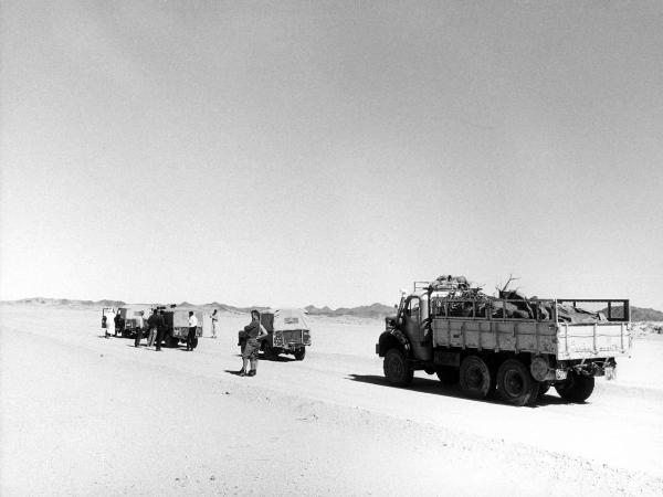 Hoggar -deserto - uomini - jeep - furgone