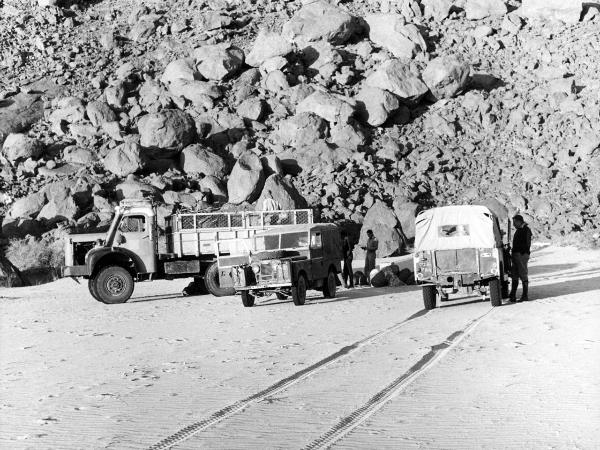 Hoggar- deserto- roccia- furgone- jeep- uomini