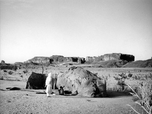 Sahara - deserto - uomo - capanna