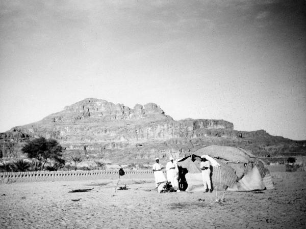 Sahara - deserto - rocce -uomini - capanna