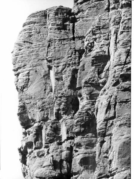 Sahara - deserto - parete- roccia - uomini