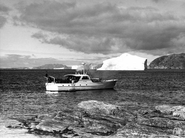 Groenlandia occidentale - Nord dell'Oceano Atlantico - Baia di Baffin - Comune di Qaasuitsup - Villaggio - Upérnavik - Barca - "Franz Terzo" - Persone - Icebergs